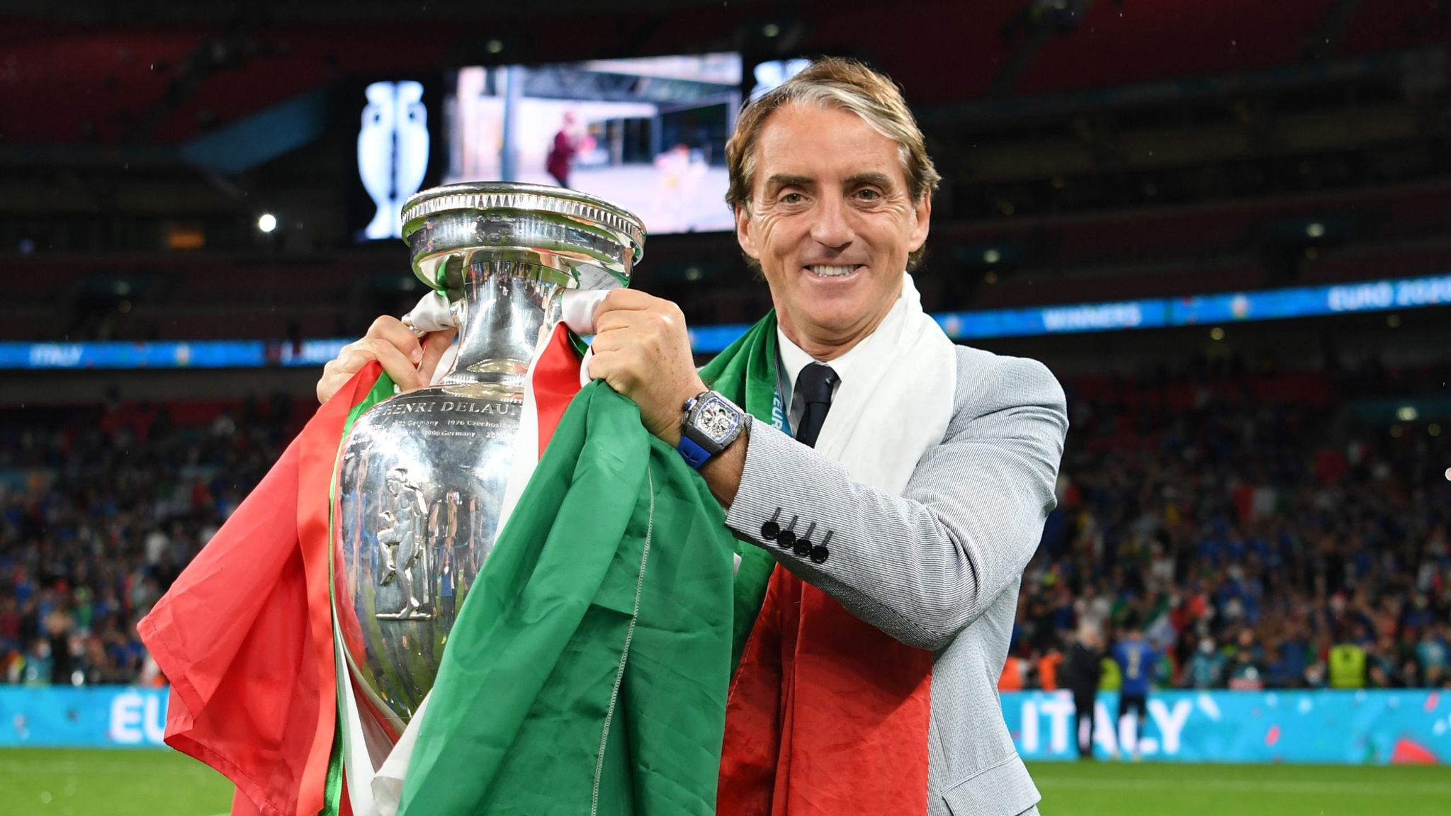 Mancini Senang Bisa Menangkan Trophy UERO 2020 Bersama Italia Berita Bola