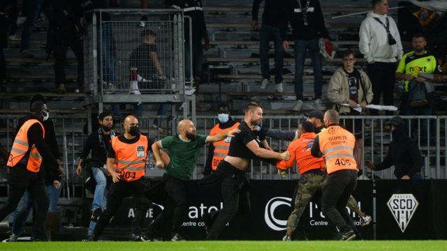 Liga Prancis Kembali Rusuh, Dua Suporter Terlibat Bentrok Berita Bola